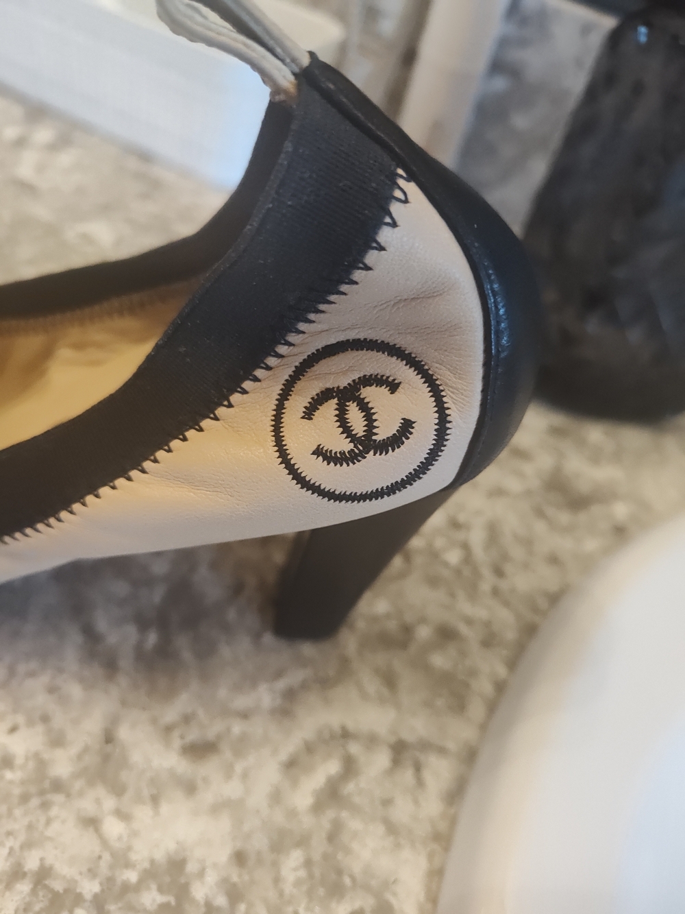 Chanel Two-Tone Beige and Black Leather Pumps Size 38.5 - Picture 4 of 4